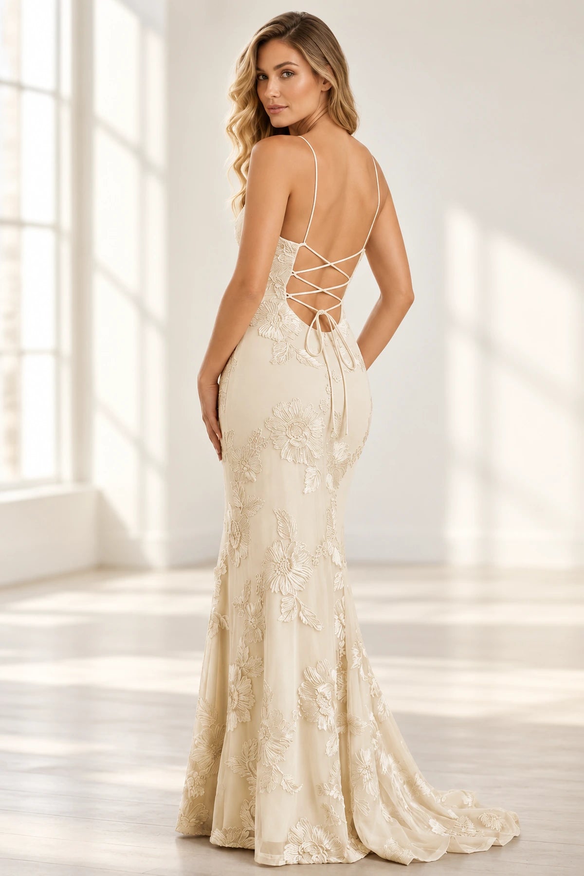 Elegant Floral Applique Mermaid Scoop Neck Spaghetti Strap Lace-Up Back Prom Dress
